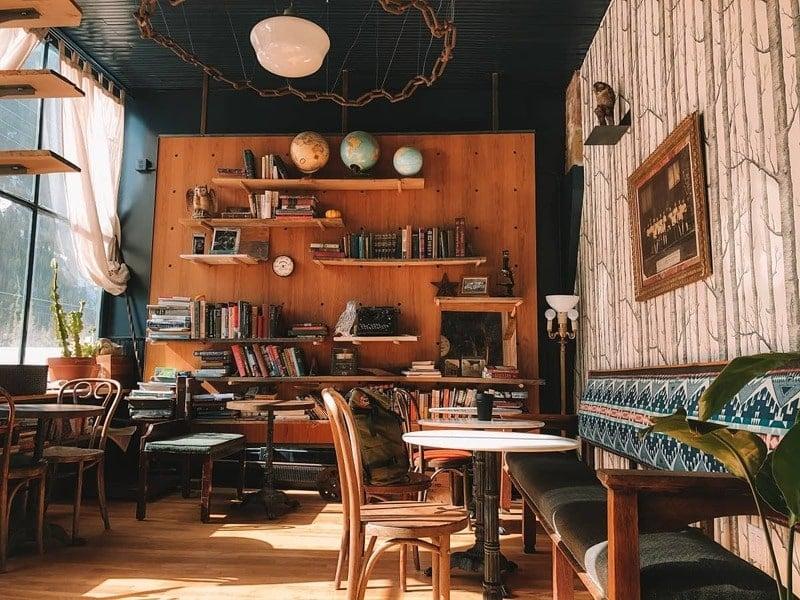 Không gian trưng bày bộ bát hương thờ gia tiên tại Siêu Thị Nội Thất Hygge, với nhiều mẫu mã, chất liệu khác nhau, được sắp xếp gọn gàng, tinh tế.